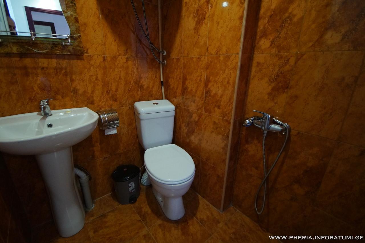 Pheria Batoemi Buitenkant foto